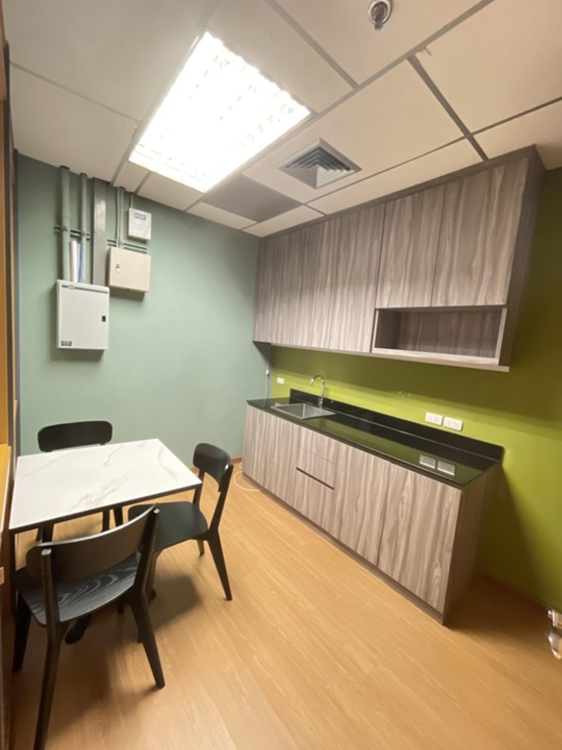 Office for rent, Sukhumvit location, Bangkok, near BTS, 7th floor, 195.76 square meters, 30 work desks, with furniture, good condition. – รูปที่ 2