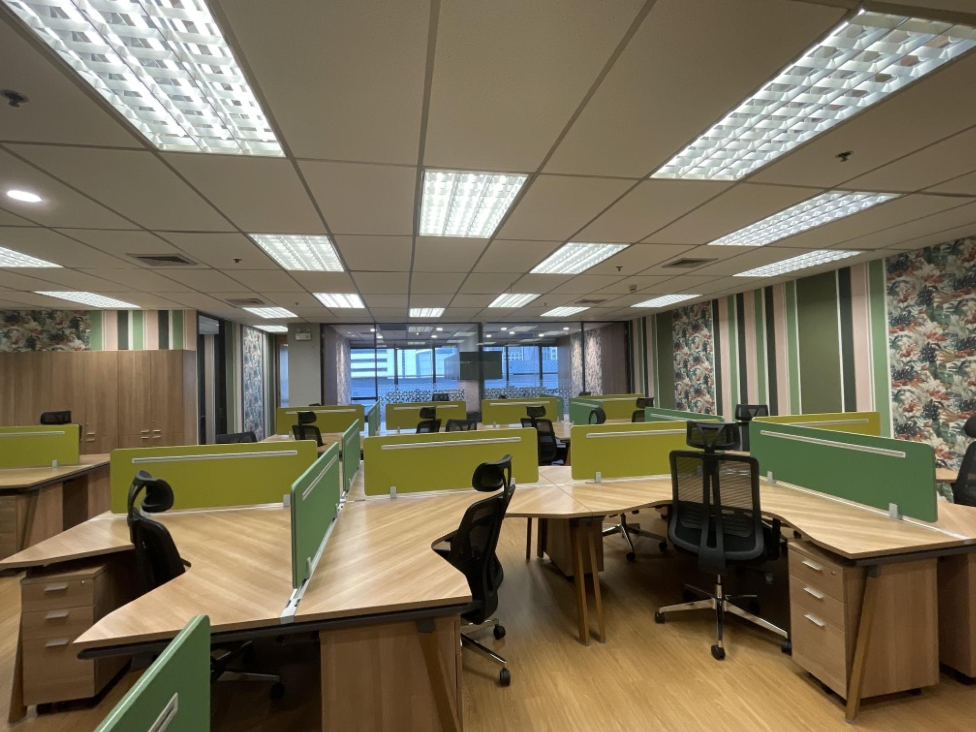 Office for rent, Sukhumvit location, Bangkok, near BTS, 7th floor, 195.76 square meters, 30 work desks, with furniture, good condition. – รูปที่ 4