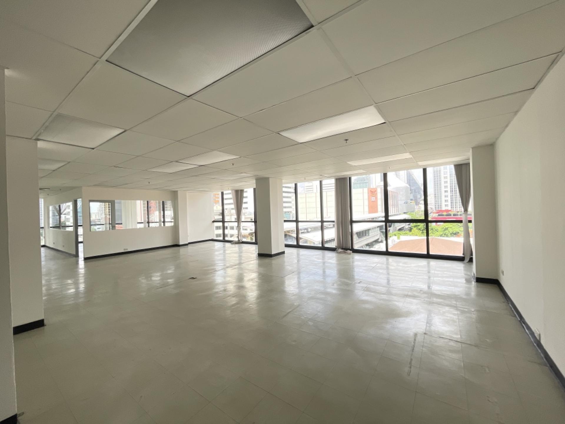 Space for rent office office Sukhumvit location in the heart of the city, 316 square meters, next to BTS, near MRT, expressway. Space for rent office office Sukhumvit location in the heart of the city, 316 square meters, next to BTS, near MRT, expressway.
