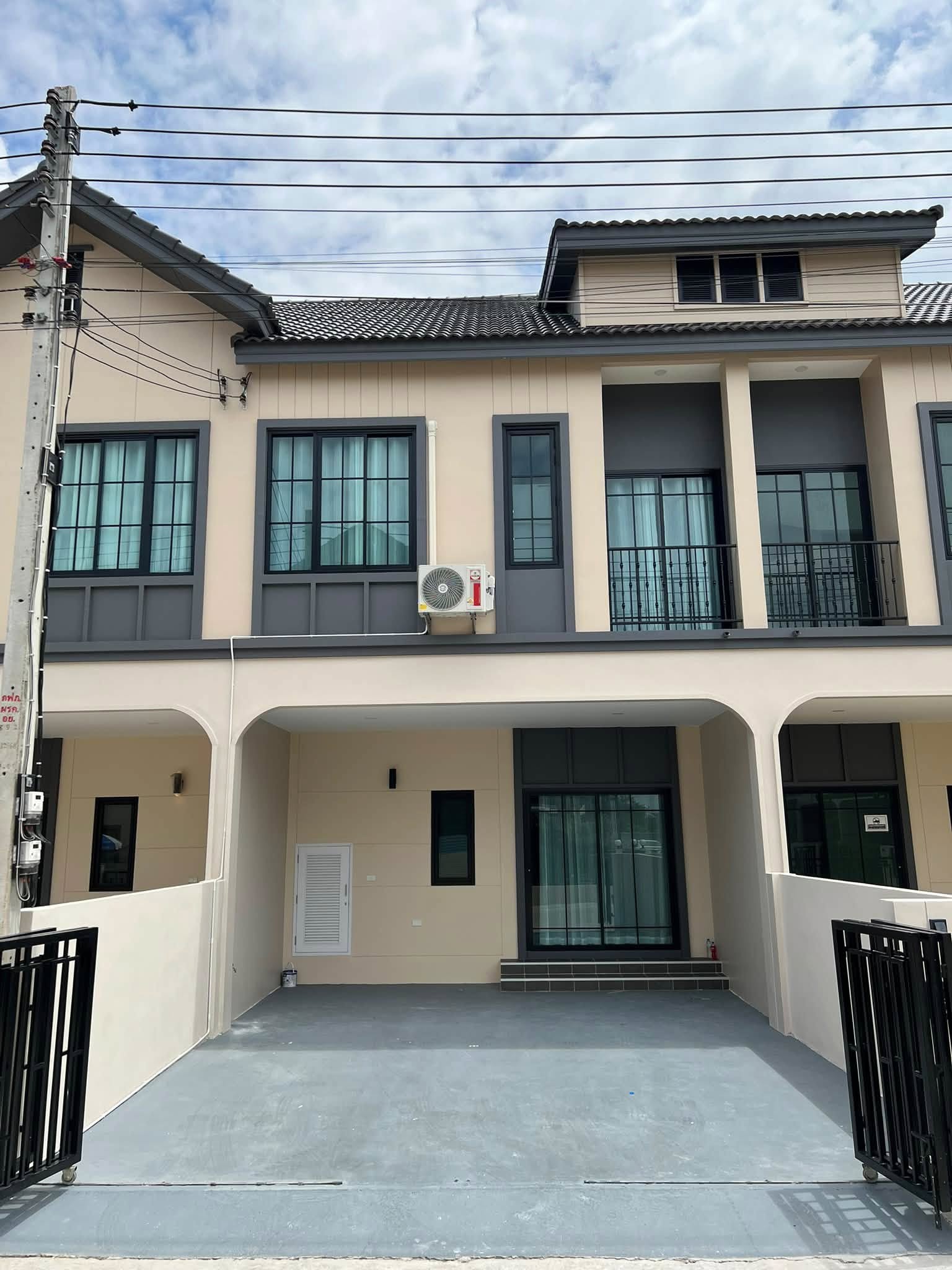 ให้เช่าทาวน์โฮมใหม่ โครงการนราวดี ไพร์ด วิลล์ / Brand new townhome for rent in Narawadee Pride Ville project. / Narawadee Pride Ville 專案全新聯排別墅出租。 – รูปที่ 2