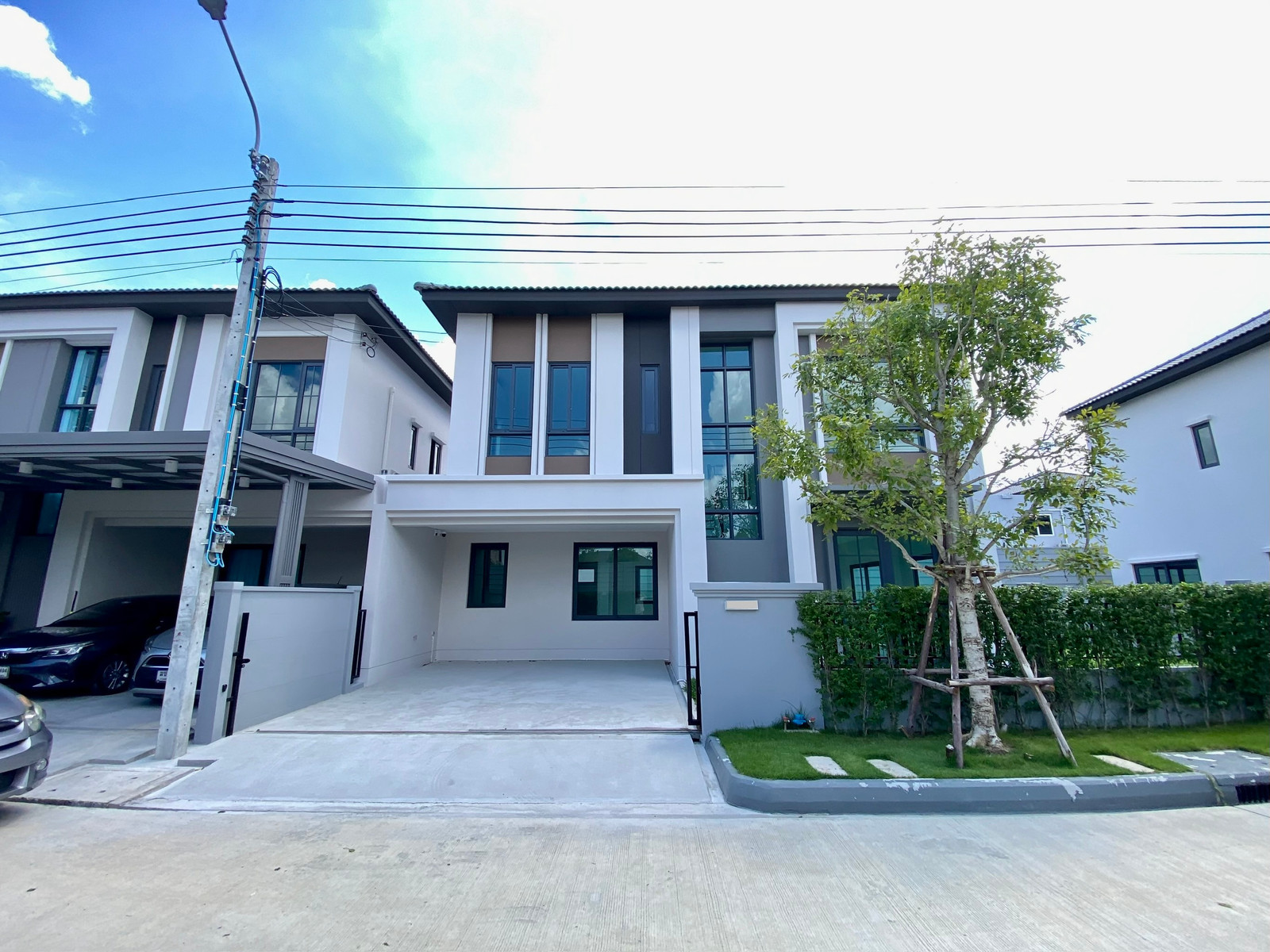 For Sale: Semi-Detached House at Baan Klang Muang The Edition Srinakarin – Suanluang Brand-New Home | Spacious Garden Area | Only 10 Minutes to Mega Bangna