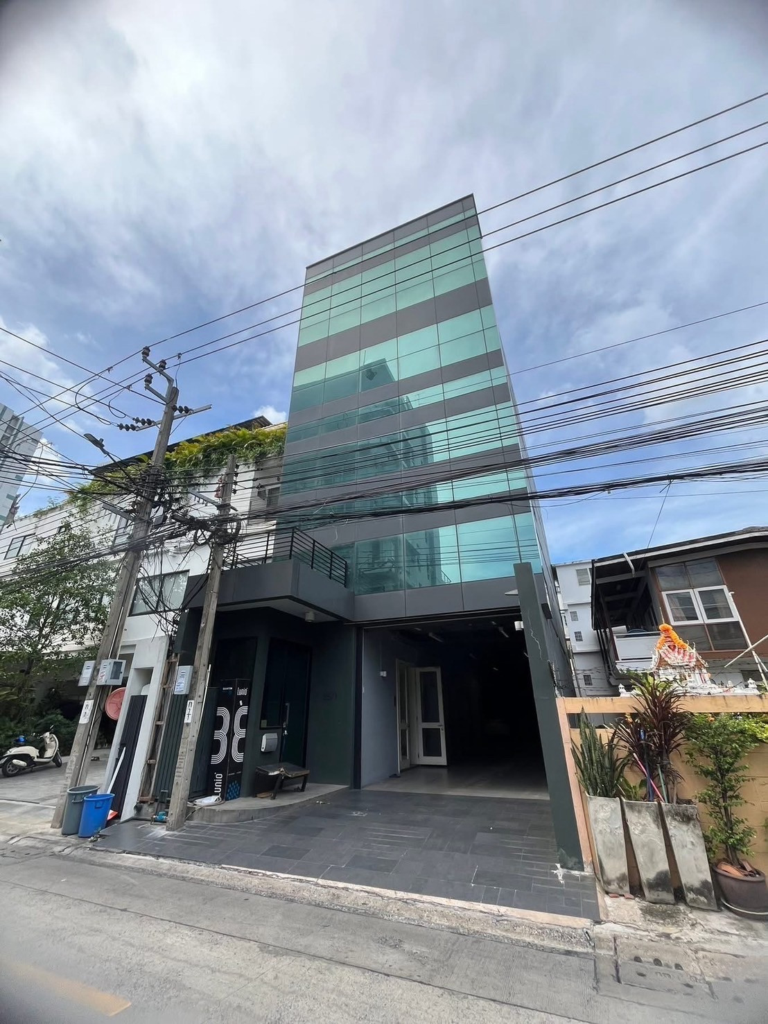 สำหรับเช่า โมเดิร์น โฮมออฟฟิศ 5 ชั้น มีลิฟต์ 900 ตร.ม. 5 ที่จอดรถ @ ซอยทองหล่อ 23 สุขุมวิท 55 รองรับ ผู้เช่าจดทะเบียนบริษัท สำหรับเช่า โมเดิร์น โฮมออฟฟิศ 5 ชั้น มีลิฟต์ 900 ตร.ม. 5 ที่จอดรถ @ ซอยทองหล่อ 23 สุขุมวิท 55 รองรับ ผู้เช่าจดทะเบียนบริษัท