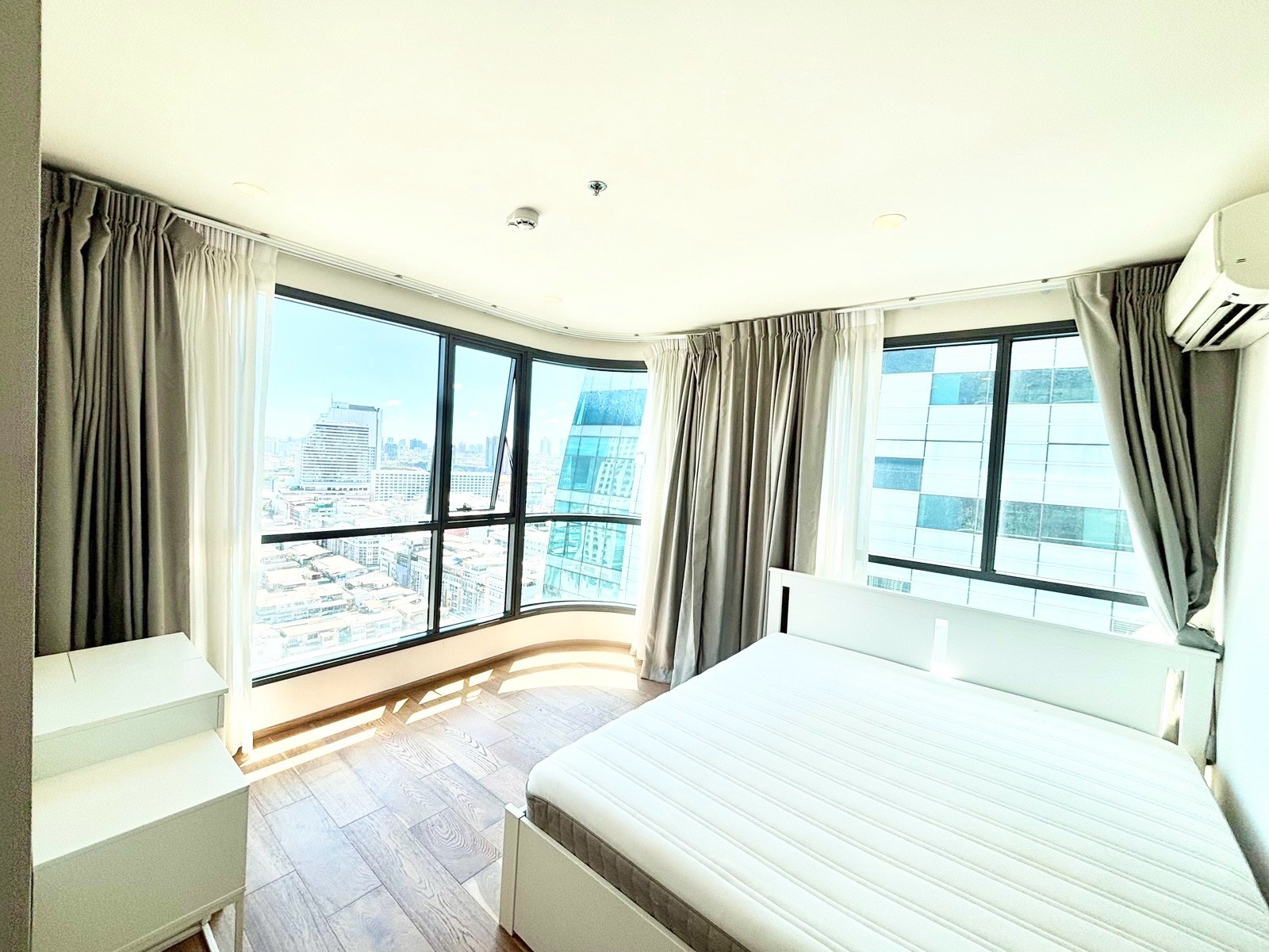 Urgent! renting directly - Q Chidlom condo, 2 bedrooms, 180-degree view. Urgent! renting directly - Q Chidlom condo, 2 bedrooms, 180-degree view.