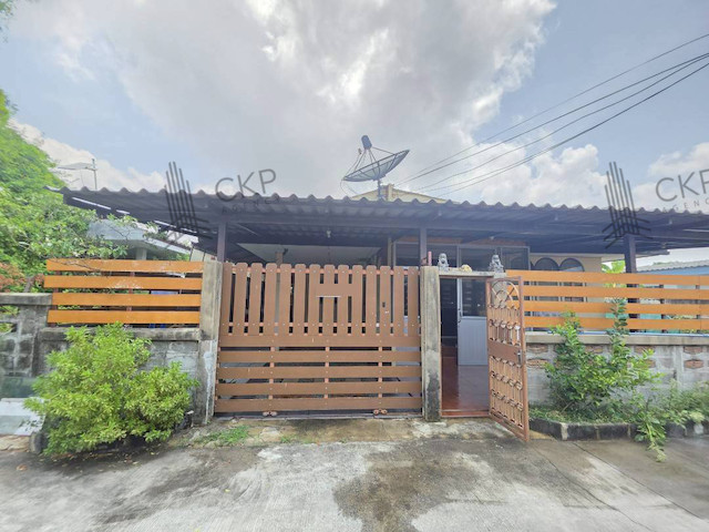 Single-story house for sale in a prime location near Theparak Road. 64 square wa of land. Ideal for families seeking comfortable living with convenient access to markets, shopping malls, schools, and hospitals | No.93357