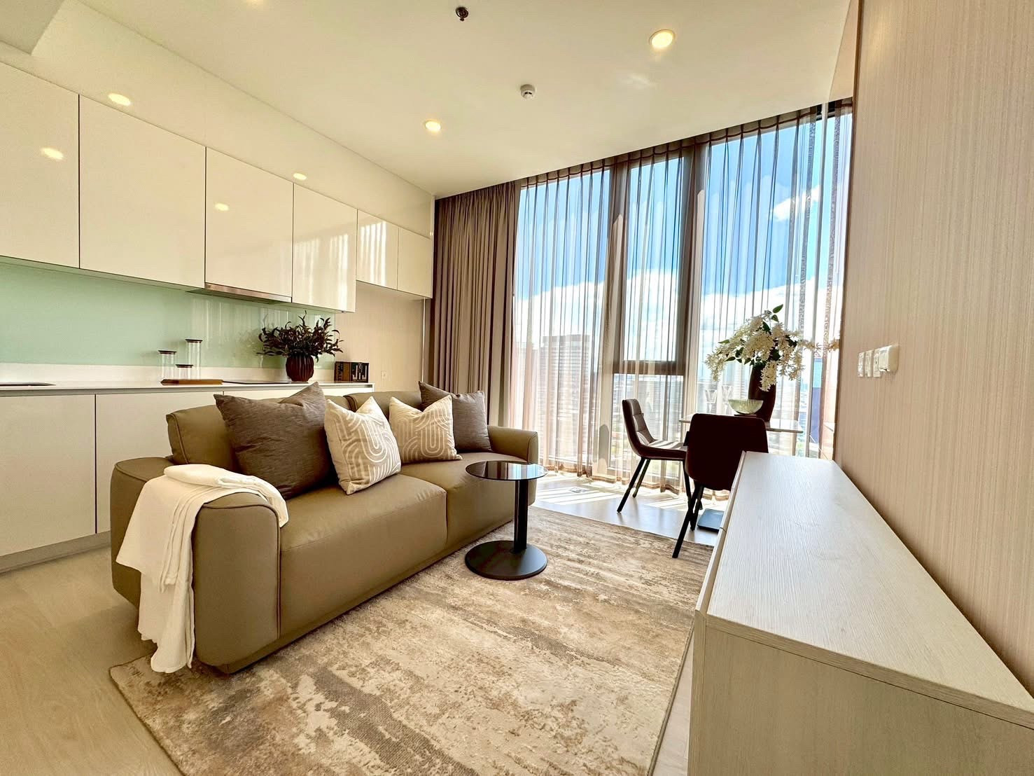 ✨ FOR RENT | Mazarine Ratchayothin Luxury Condo near BTS Ratchayothin ✨

High Rise Condo, potential location in the heart of Ratchayothin.
Next to Major Ratchayothin, convenient travel, close to BTS and leading department stores.