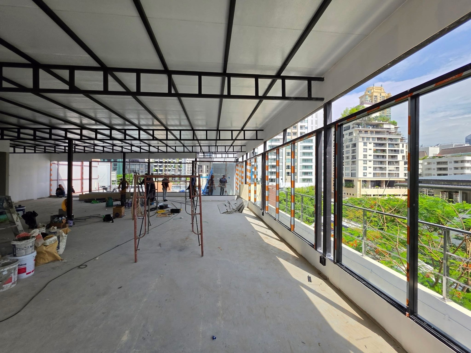 For rent, rooftop area size 275 sq m., beautiful view, has elevator @ Soi Sukhumvit 33, Phrom Phong, foreign location and Expats.