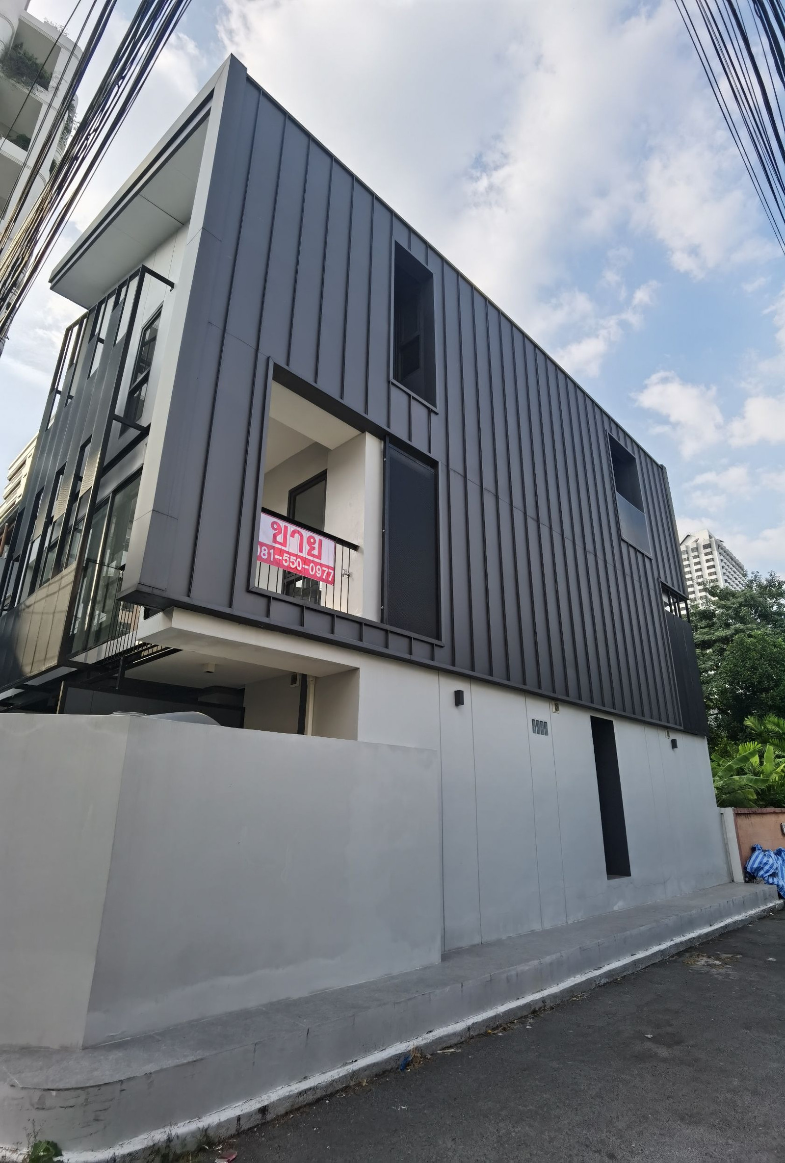 🔥Shock Price 3-story townhouse for sale, newly renovated, Sukhumvit 4, near BTS Nana, Benjakitti Park.