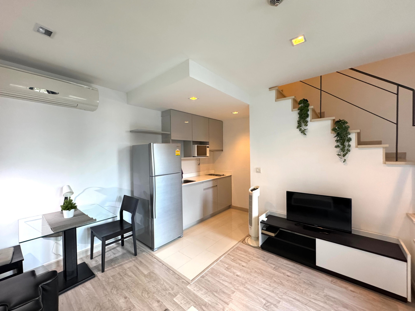 ไอดีโอ โมบิ สาทร BTS-กรุงธนบุรี Ideo Mobi Sathorn ห้อง Duplex 2 ชั้น (44ตรม.ชั้น 6-7ติดสระว่ายน้ำ) ไอดีโอ โมบิ สาทร BTS-กรุงธนบุรี Ideo Mobi Sathorn ห้อง Duplex 2 ชั้น (44ตรม.ชั้น 6-7ติดสระว่ายน้ำ)