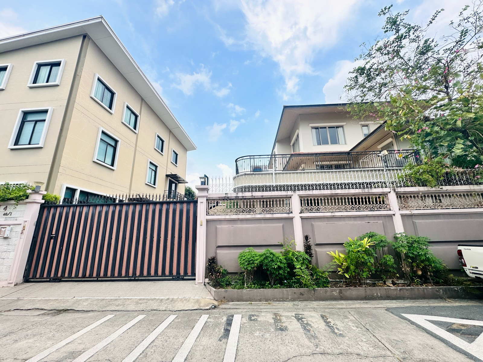 Luxury house, location on Soi Lat Phrao 71, behind Central East View.  Si Rat Expressway with furniture