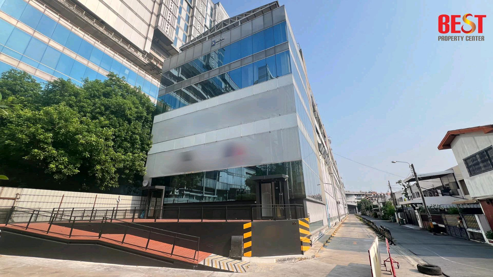 For Rent: Large Office Building and Parking Space At Ratchadaphisek - Lat Phrao For Rent: Large Office Building and Parking Space At Ratchadaphisek - Lat Phrao
