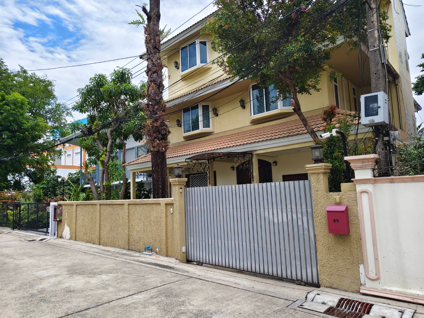 For rent, 3-story detached house, Rama 9 Soi 26, with furniture, accepting foreigners. For rent, 3-story detached house, Rama 9 Soi 26, with furniture, accepting foreigners.