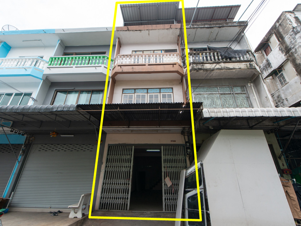 Three-story shophouse with rooftop for sale, located on the north side of Khlong Phasi Charoen 1/1, near Soi Phetkasem 69.Size: 17 sq.wa.
