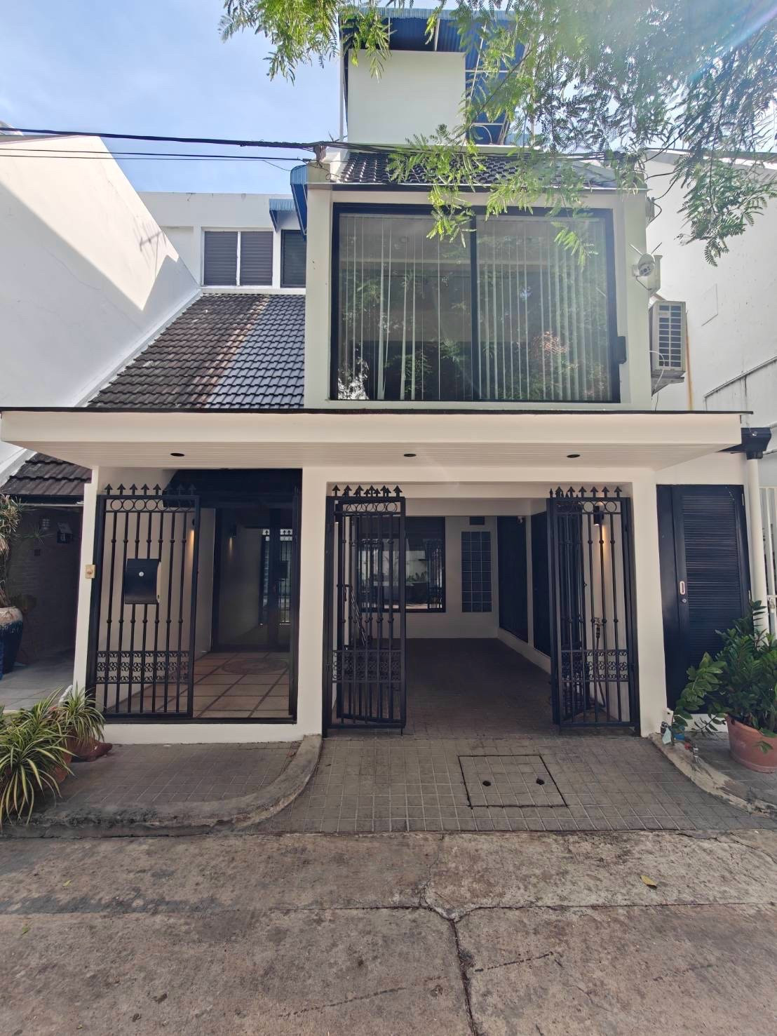 🏡 A Hidden Sanctuary in the Heart of Sukhumvit ✨Rare Luxury Townhome ใจกลางสุขุมวิท 49/4 🚘พร้อมพื้นที่จอดรถส่วนตัว 3 คัน 📍ติด ELC International School และใกล้ รพ.สมิติเวช เพียง 200 เมตร