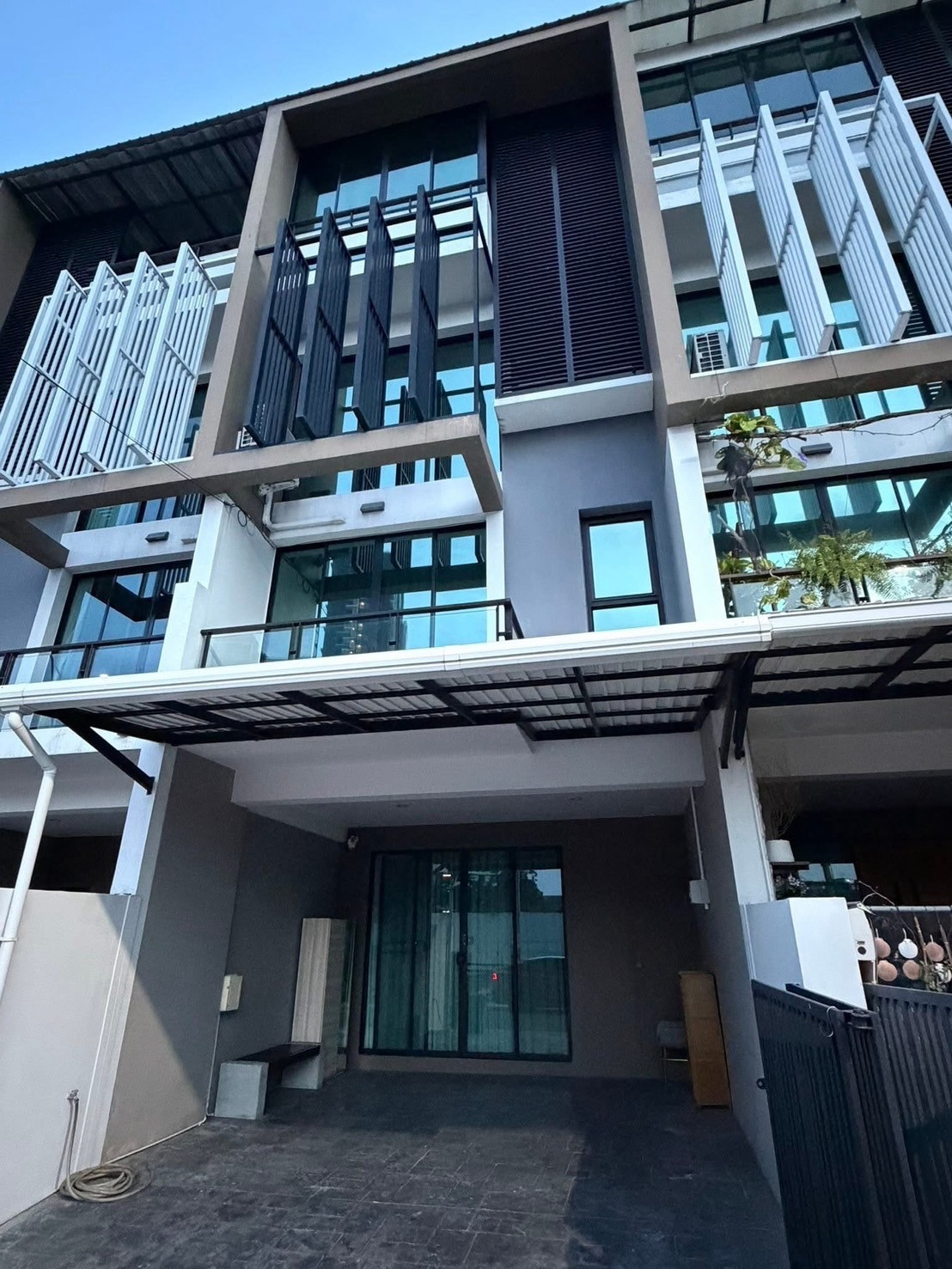 ให้เช่า ทาวเฮ้าส์ Bless town sukhumvit 50 ขนาด 3 ห้องนอน 4 ห้องน้ำ 2 ห้องนั้งเล่น ตกแต่งใหม่ ใจกลางเมือง ซอยสุขุมวิท 50 ราคา 68,000 บาท เฟอร์ครบพร้อมอยู่🔥 ให้เช่า ทาวเฮ้าส์ Bless town sukhumvit 50 ขนาด 3 ห้องนอน 4 ห้องน้ำ 2 ห้องนั้งเล่น ตกแต่งใหม่ ใจกลางเมือง ซอยสุขุมวิท 50 ราคา 68,000 บาท เฟอร์ครบพร้อมอยู่🔥