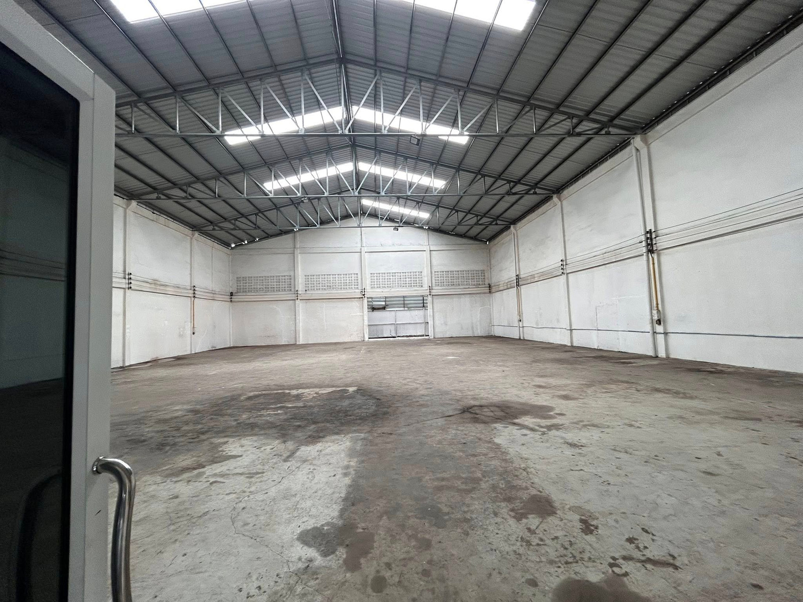 ให้เช่าโกดัง ถนนเพชรเกษม สาย5 ติดถนนใหญ่ ตกแต่งใหม่  ขนาดโกดัง 800ตรม. ออฟฟิศ2ชั้น รถคอนเทนเนอร์เข้าออกได้สะดวก ถนนซอยกว้าง 