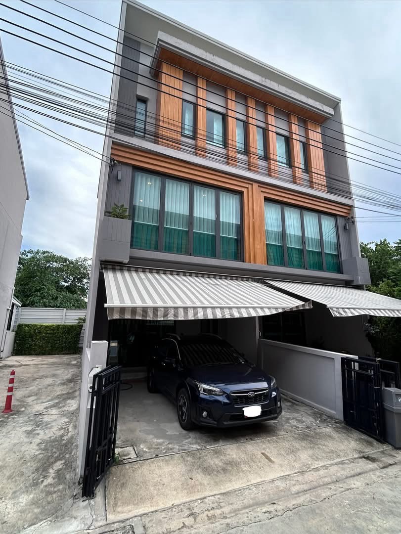 For rent EIGEN PREMIUM TOWNHOME PATTANAKARN (Igent Premium Townhome Phatthanakan) 
 🛏️ 3 bedrooms 🛁 4 bathrooms 🚗 2 parking spaces, size 22 sq m., usable area 168 sq m. ✨ Price 35,000 baht ✨ Corner unit