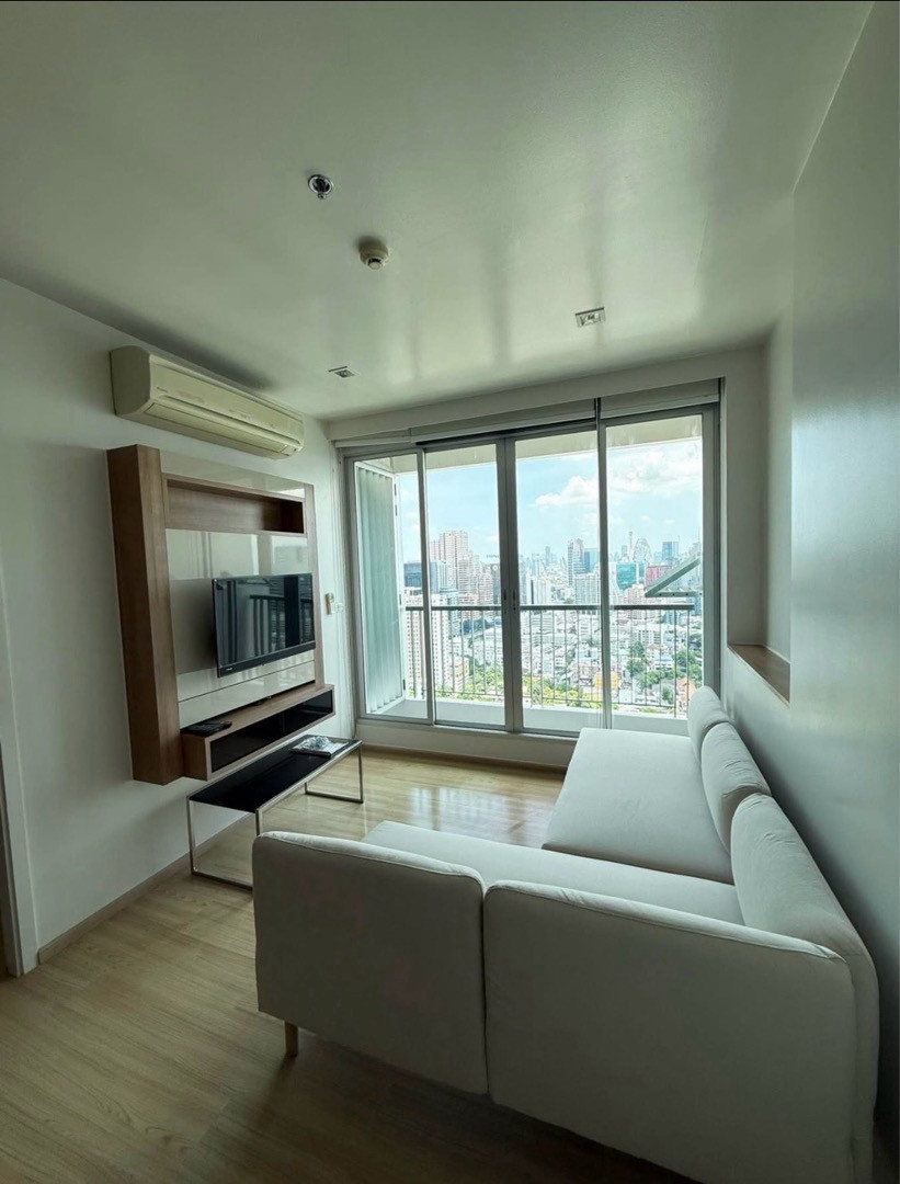 ❤️🏙️ ให้เช่า คอนโด Rhythm Pahon Ari ชั้นสูง วิวเมืองสวยมาก. line @900cqqhk 
ริทึ่ม พหลโยธิน-อารีย์ | 1 นอน 1 น้ำ | 48 ตร.ม.
✨ ห้องชั้นสูง วิวกรุงเทพแบบพาโนรามา มองเห็น skyline กลางวันสวยมาก
🛋️ เฟอร์นิเจอร์ครบพร้อมอยู่ — โซฟาขาว ตู้เสื้อผ้า walk-in – รูปที่ 3