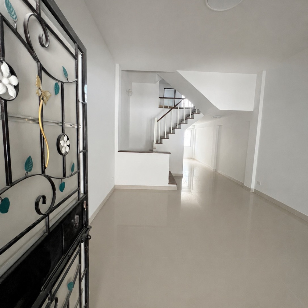 4-story townhouse for sale, Bang Kapi zone, area 21.5 sq m, 3 bedrooms, 5 bathrooms, large functions, suitable for living, making an office or renting out. 4-story townhouse for sale, Bang Kapi zone, area 21.5 sq m, 3 bedrooms, 5 bathrooms, large functions, suitable for living, making an office or renting out.