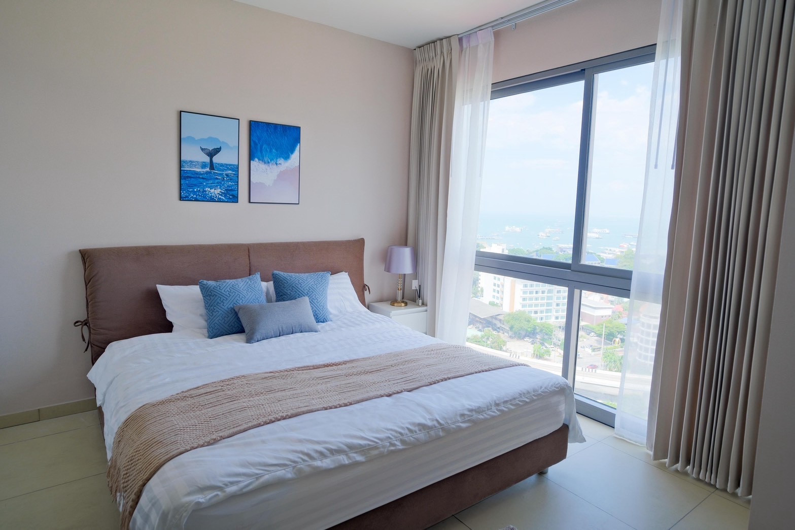 For rent, Unixx Pattaya, in the heart of Pattaya, view of the sea curve, can watch fireworks from the room. For rent, Unixx Pattaya, in the heart of Pattaya, view of the sea curve, can watch fireworks from the room.