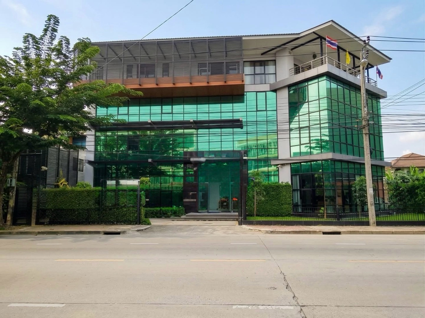 4-storey commercial building with elevator, 1,700 sq.m. usable area , suitable for business and investment