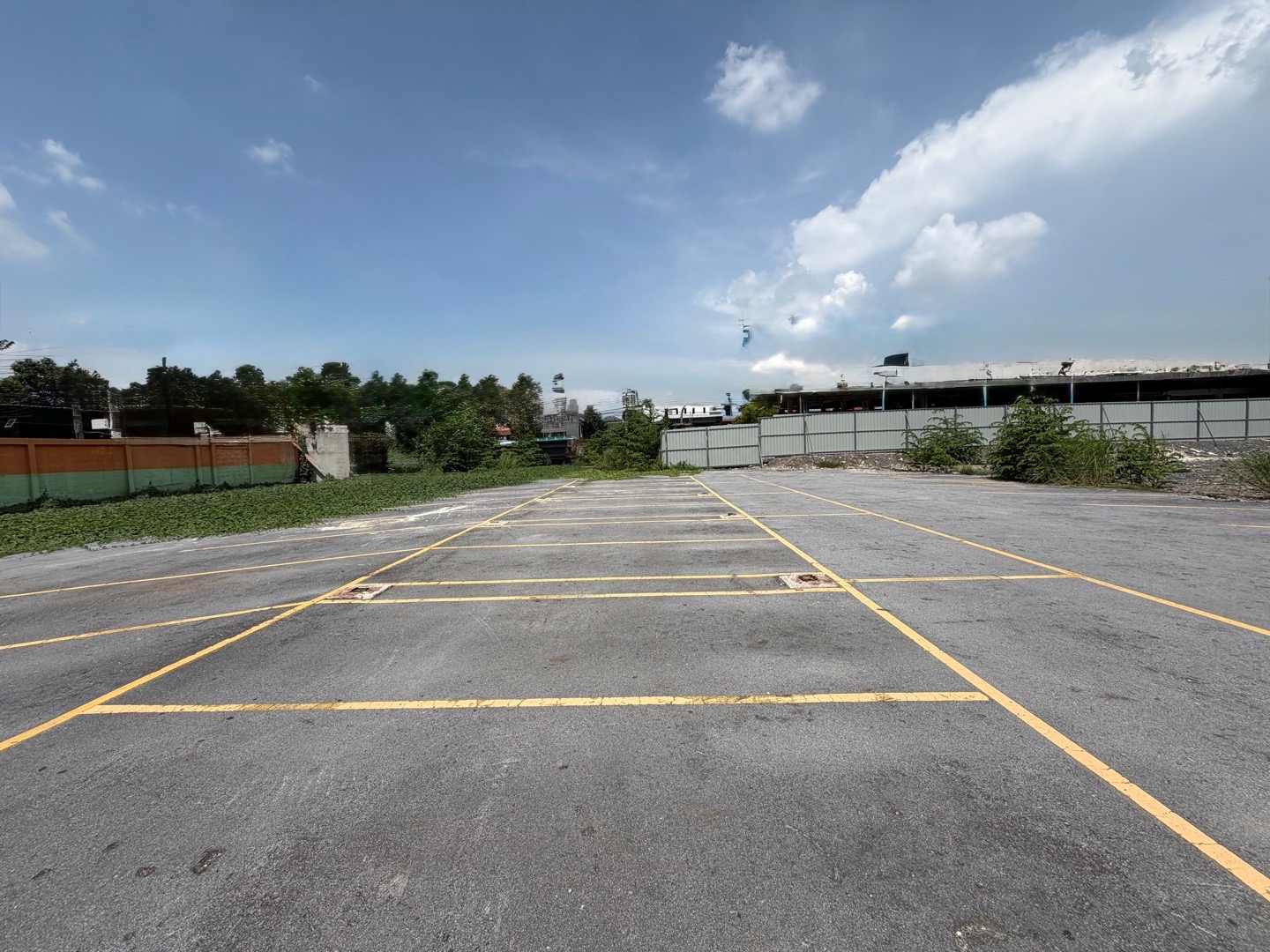 Land for Sale Vibhavadi Large Plot 716 sq.w Suitable for Investment or Development Land for Sale Vibhavadi Large Plot 716 sq.w Suitable for Investment or Development