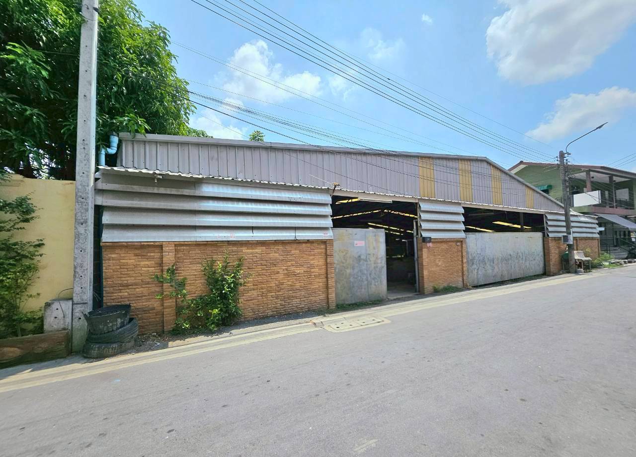 Warehouse for sale, Pracha Uthit 69, Intersection 17, area 214 square meters. Warehouse for sale, Pracha Uthit 69, Intersection 17, area 214 square meters.