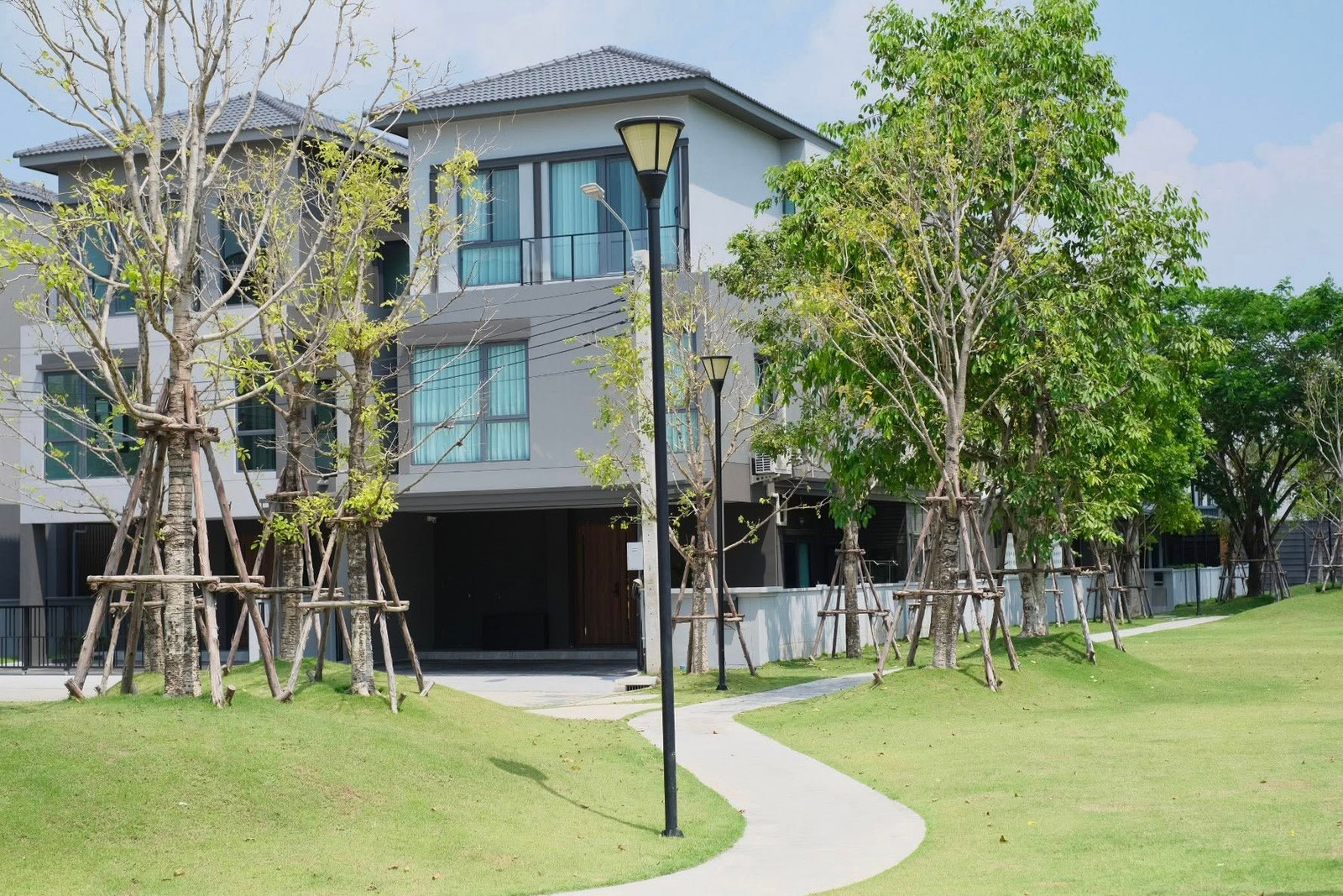 ✅ ขายบ้านแฝดหรู 3 ชั้น หน้าบ้านติดสวนใหญ่ ใกล้ Mega บางนา ✅ Baan Klang Muang The Edition Bangna - บ้านกลางเมือง เดอะ อิดิชั่น บางนา ✅ ขายบ้านแฝดหรู 3 ชั้น หน้าบ้านติดสวนใหญ่ ใกล้ Mega บางนา ✅ Baan Klang Muang The Edition Bangna - บ้านกลางเมือง เดอะ อิดิชั่น บางนา