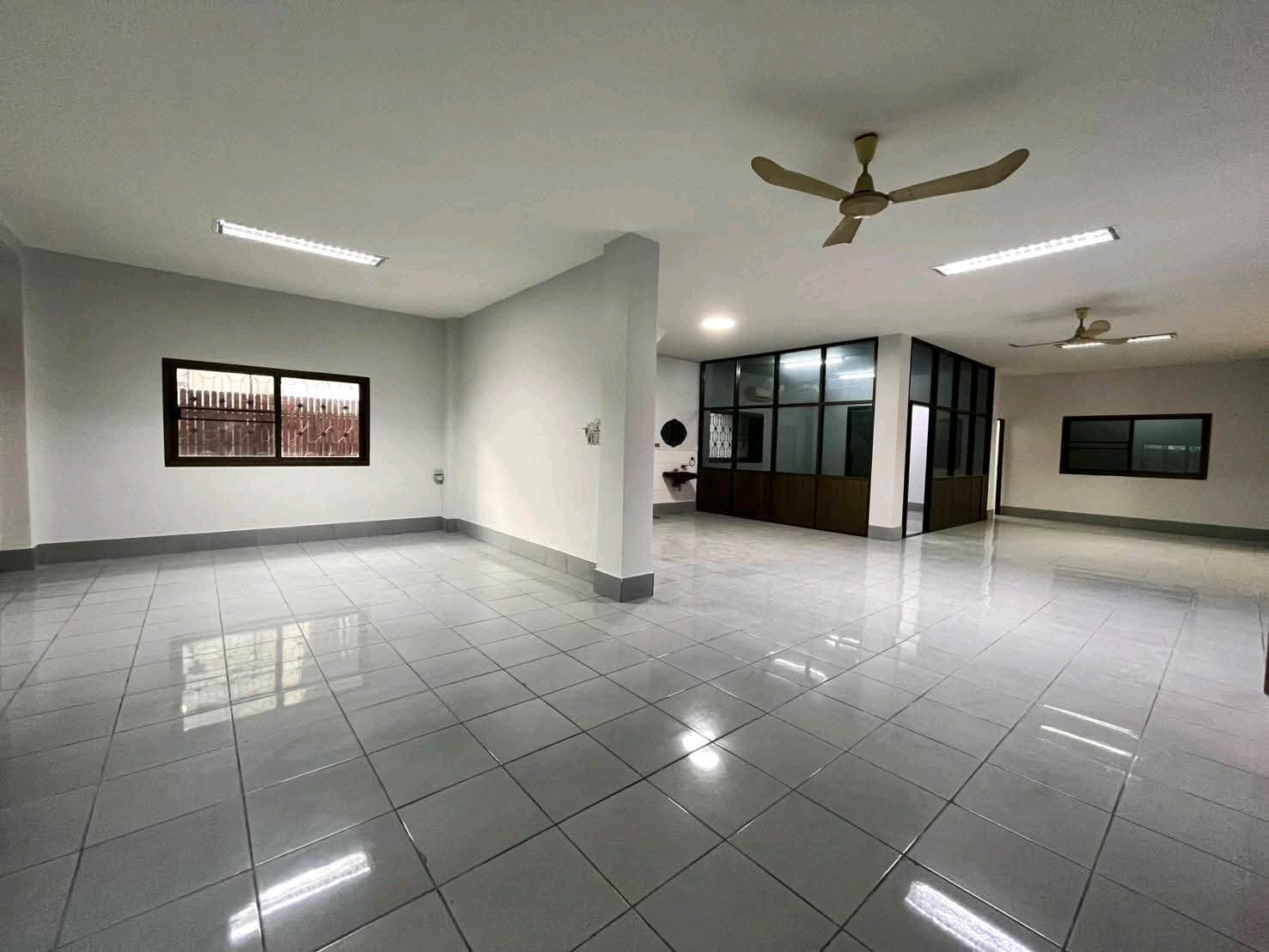 🏢 ขาย / ให้เช่า ตึกออฟฟิศ Stand Alone ใกล้ MRT พระราม 9 | รัชดาภิเษก 3 | 1,100 ตร.ม. – รูปที่ 4