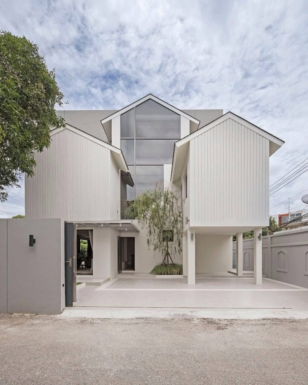 🔥 Single house for sale | Ekkamai – Thonglor
Corner house 👉Price 29 million baht🔥 🔥 Single house for sale | Ekkamai – Thonglor
Corner house 👉Price 29 million baht🔥