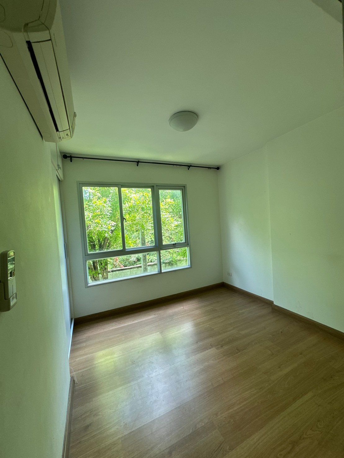 The  is selling Den Vibhavadi, a condo in Lak Si location, close to 2 BTS lines, price 1.25 million.