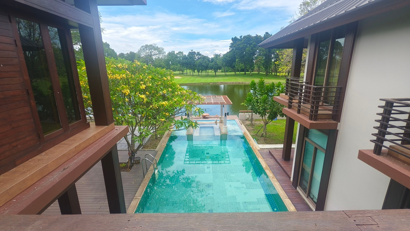 ขายบ้านกึ่งรีสอร์ทสไตล์ Modern Japanese อยู่ติดสนามกอล์ฟและบึงขนาดใหญ่ ตั้งอยู่ในโครงการกฤษดา ซิตี้ กอล์ฟ ฮิลล์(โครงการ 26) อ.นครชัยศรี จ.นครปฐม สามารถเข้าหมู่บ้านได้ 2 ทาง คือ ถนนบรมราชชนนี และ ถนนเพชรเกษม – รูปที่ 2