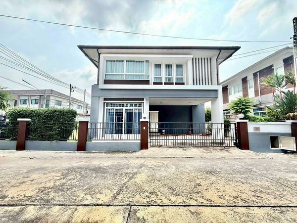 ขายบ้านเดี่ยว เดอะ ลิฟวิ่ง ศรีราชา หลังใหญ่ 3 ห้องนอน ครัวบิ้วท์อิน มีคลับเฮาส์