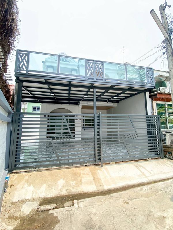 Townhouse for sale, Lapawan 1, Bang Phlu Intersection, 35 sq m, corner house, 4 bedrooms, wide balcony, free transfer.
