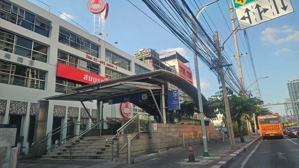 🔥 ที่ดิน ใกล้ MRT ห้วยขวาง แค่ 20 เมตร 📍 ที่ดิน 66 ตารางวา 📏 หน้ากว้าง 10 ม. ลึก 21 ม. เพียง 18.5 ล้านบาท Tel. 084-694-8888