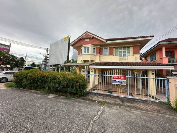 [Corner unit, large garden] Single house for rent in Maneerin Raikluay, Sriracha, near J-Park.