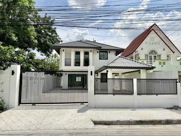 ขายบ้านเดี่ยวรีโนเวทใหม่ House Nawamin 111  58 ตร.ว. จอดรถได้ 4 คัน ทำเลดีทะลุได้ 4 เส้นทาง