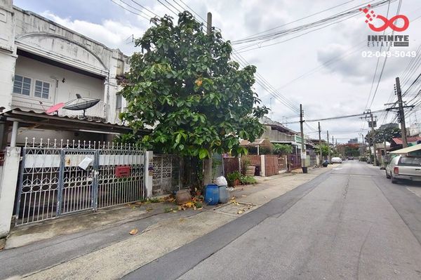 2-story townhouse for sale, Soi Phahonyothin 35, near Major Ratchayothin, Kasetsart University, near BTS Senanikom-Ratchayothin, expressway.