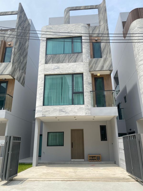 3-story townhome for rent, Project 89 Residence Ratchada–Rama 9, air conditioned, fully furnished, ready to move in, 4 bedrooms, 5 bathrooms, rental price 135,000 baht/month.