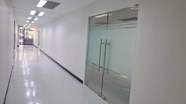 Office space for rent, Siripinyo Building, near BTS Phaya Thai and Airport Link Phaya Thai, 10th floor, area 23.94 sq m., rent 15,561 baht/month (650 baht/sq m/month)