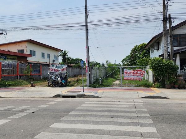 Sale land in Nong Chok, 573 square wah, back next to Saen Saep canal. Next to Liapwaree Road, good location, suitable for building a house on the water or a resort.