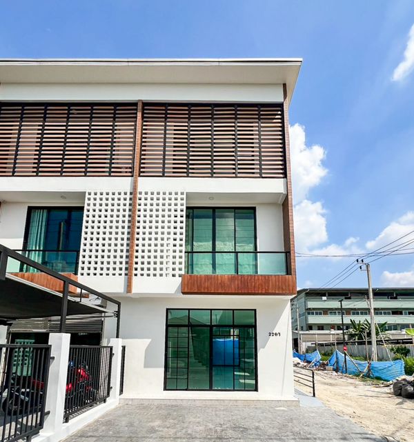ขายทาวน์โฮม 3 ชั้นมือหนึ่งแจ้งวัฒนะ 6 หลังมุม 27.8 ตร.ว. ใกล้ MRT 3 สาย เพียง 6.3 ล้าน