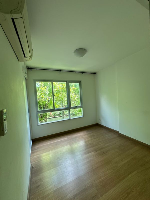 The owner is selling Den Vibhavadi, a condo in Lak Si location, close to 2 BTS lines, price 1.25 million.