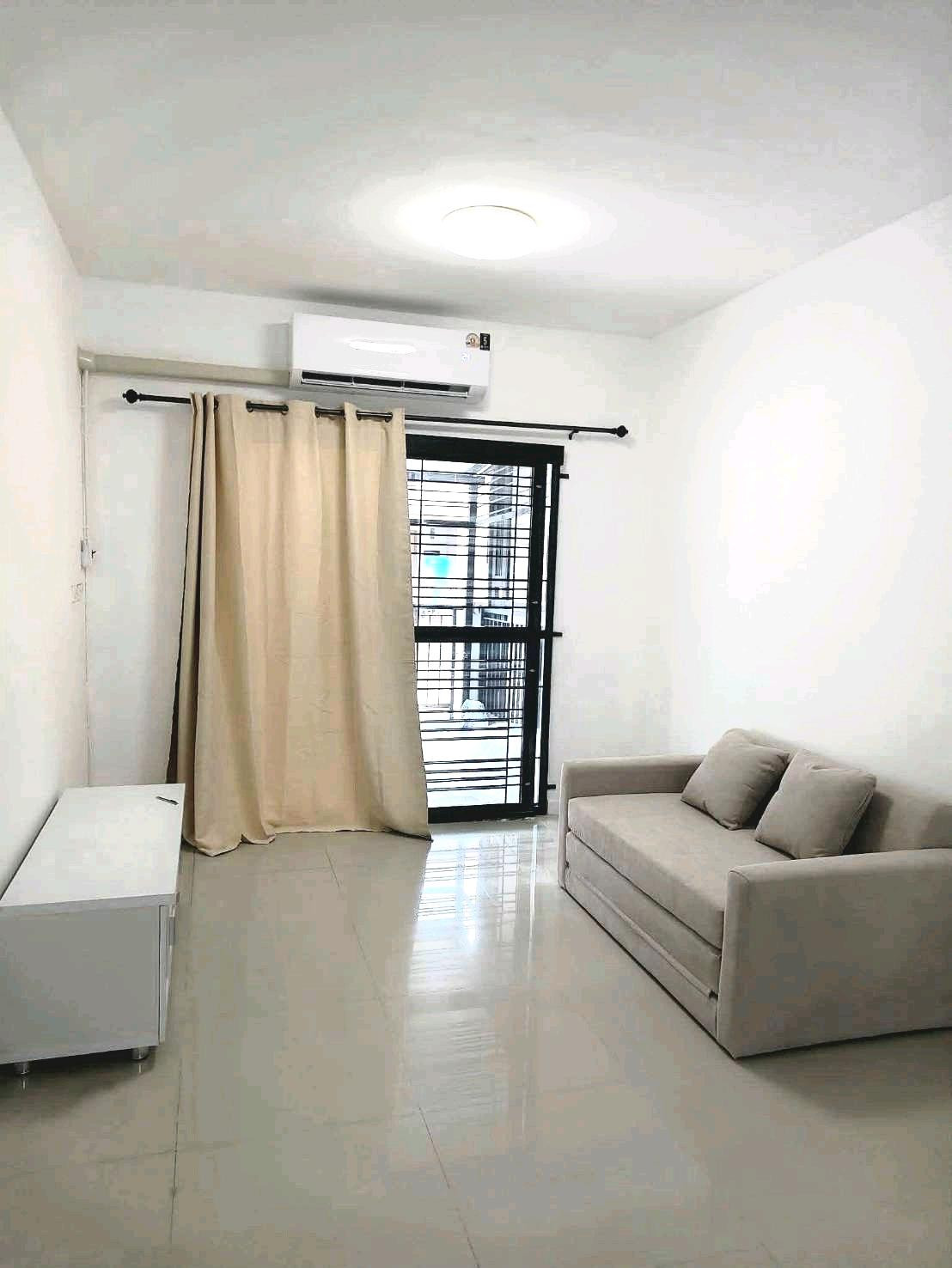 For rent / sale 2-story townhome Pruksa Ville 73 Pattanakarn 38, contemporary Balinese style.