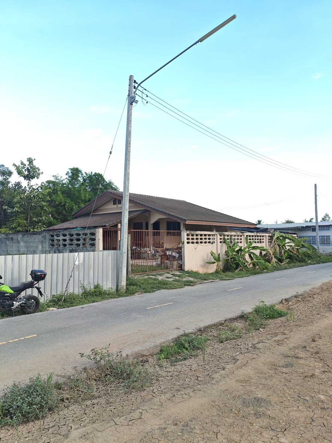 House with large land, Tha Thong location, quiet, private. House with large land, Tha Thong location, quiet, private.