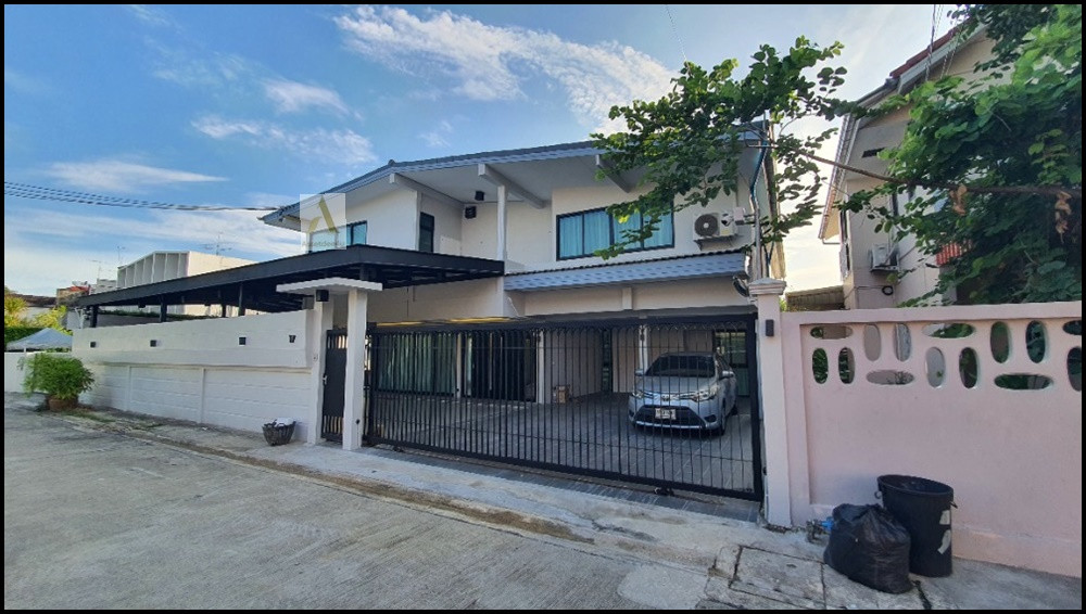 Home office for rent, one-story house, area 200 sq m, Lat Phrao 71, Nakniwat area, parking for 18 cars.