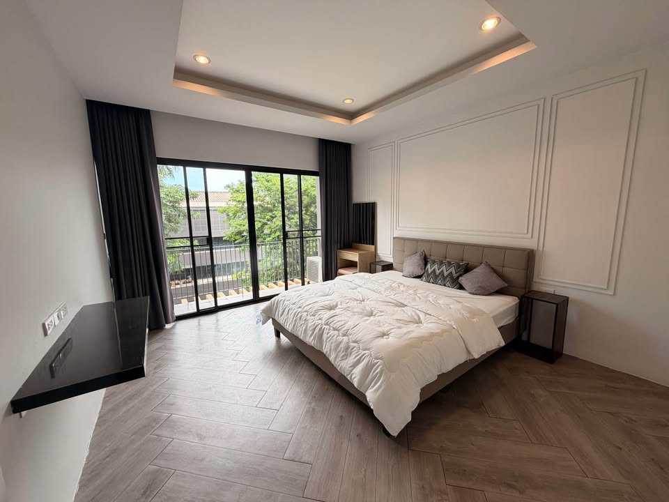LTHC15700 - Luxury Pet-Friendly Townhome for Rent Ekkamai  | Corner Unit with Big Garden | 80,000 THB | ทาวน์โฮมหรูให้เช่า เอกมัย  บ้านมุม พร้อมสวนขนาดใหญ่ เลี้ยงสัตว์ได้