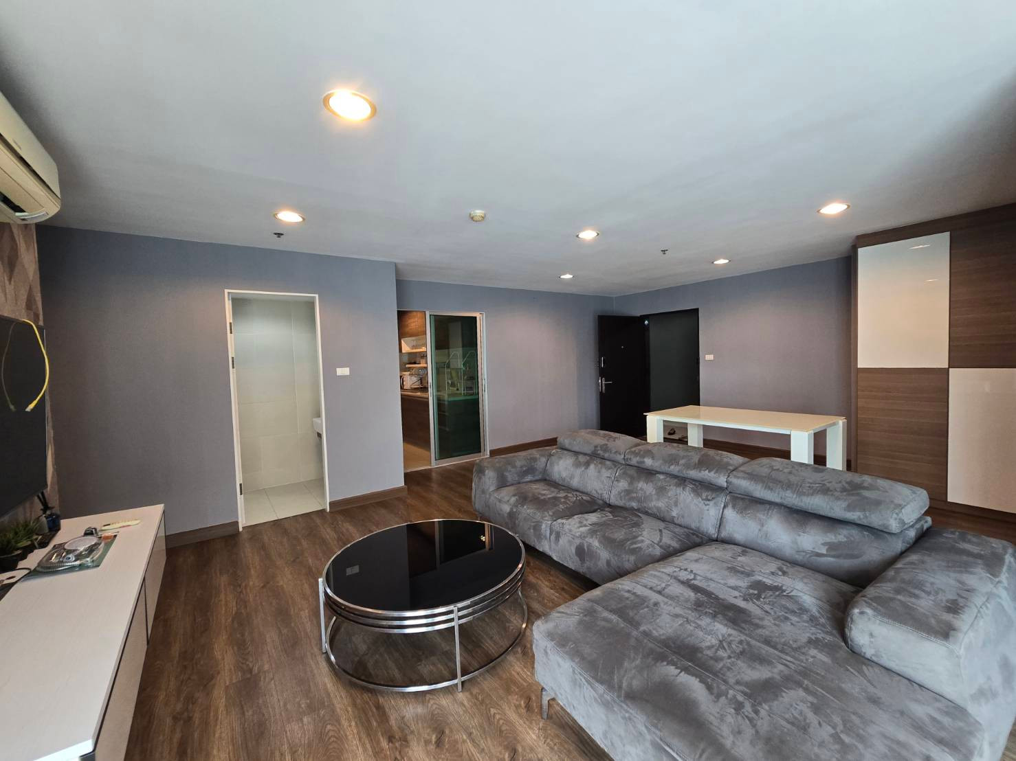 For Rent Belle Grand Rama 9, 3 bedrooms, luxurious built-in furniture.