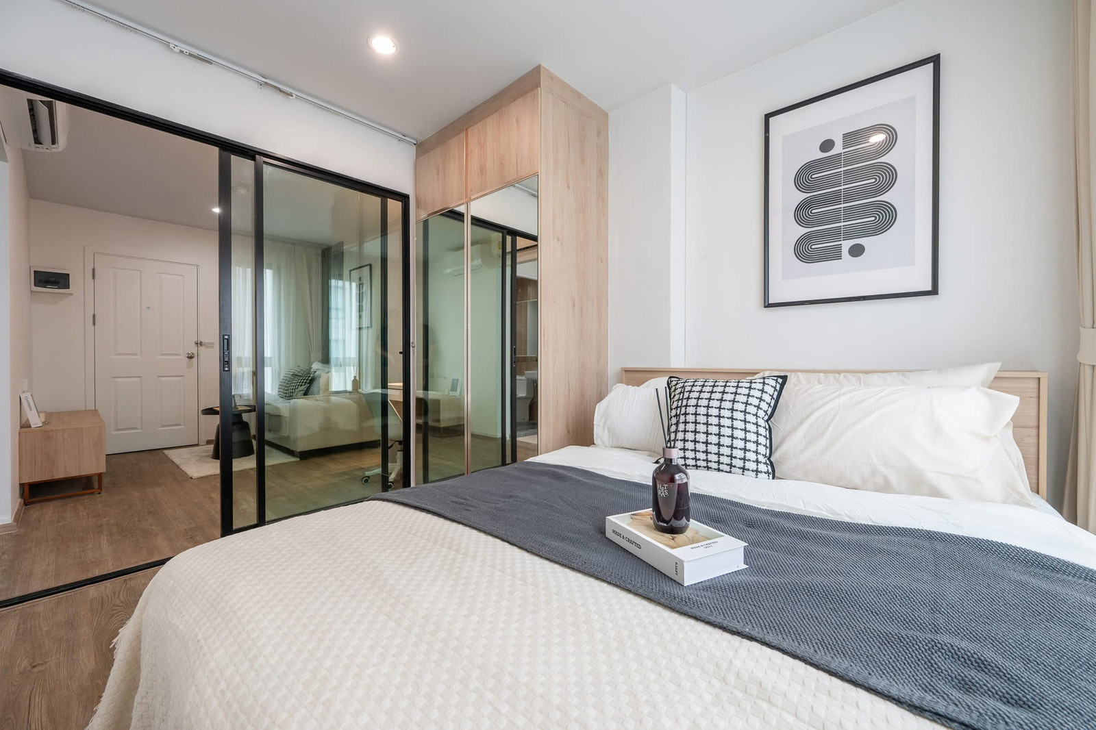 Urgent sale, beautiful room, newly renovated, hot location in Sukhumvit area. Can enter and exit both On Nut and Sukhumvit.