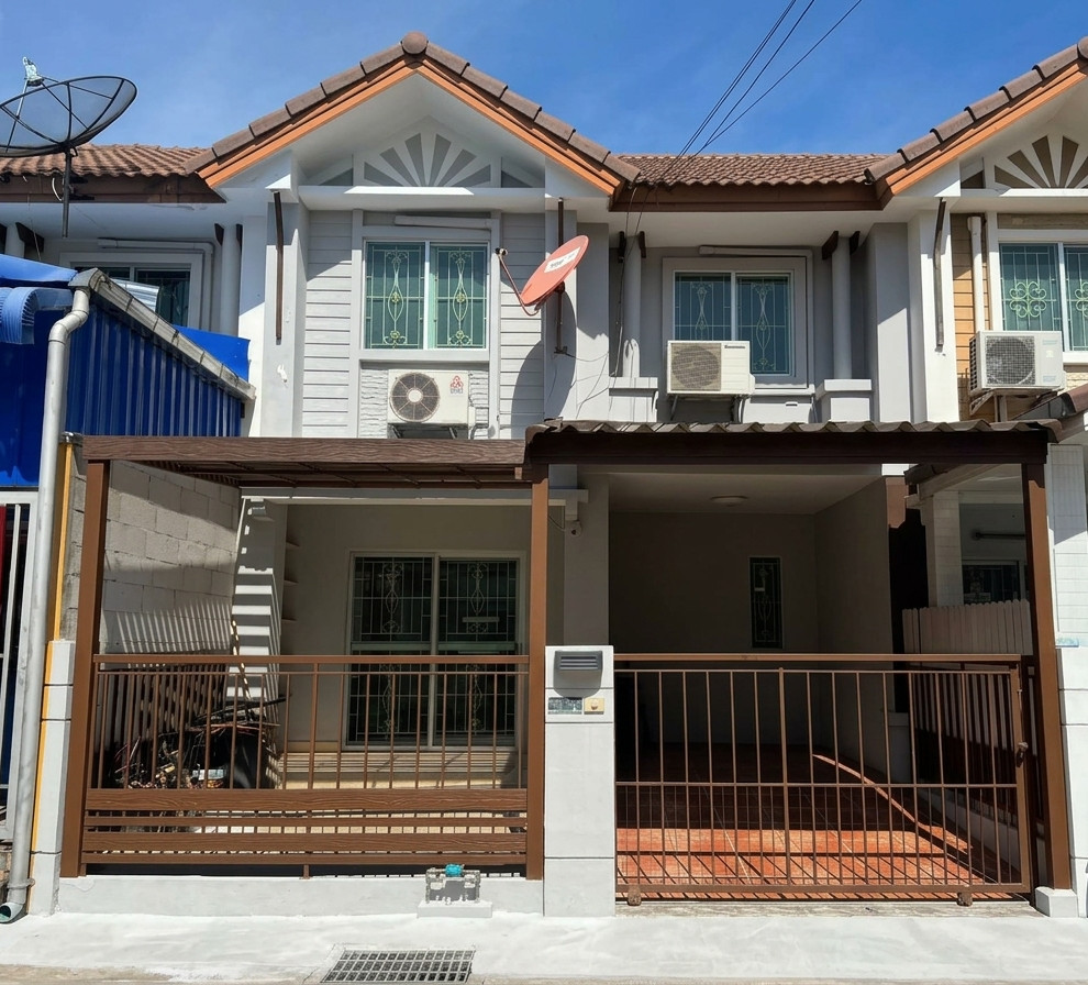 Townhouse for sale near BTS Bearing. Townhouse for sale near BTS Bearing.