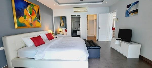 🔥Urgent sale, luxury condo, extra large room, Tudor Court Condo Pratamnak, Tudor Court Condo Pratamnak ✅ Fully decorated with European kitchen. Great location near the beach and South Pattaya. Foreign name quota